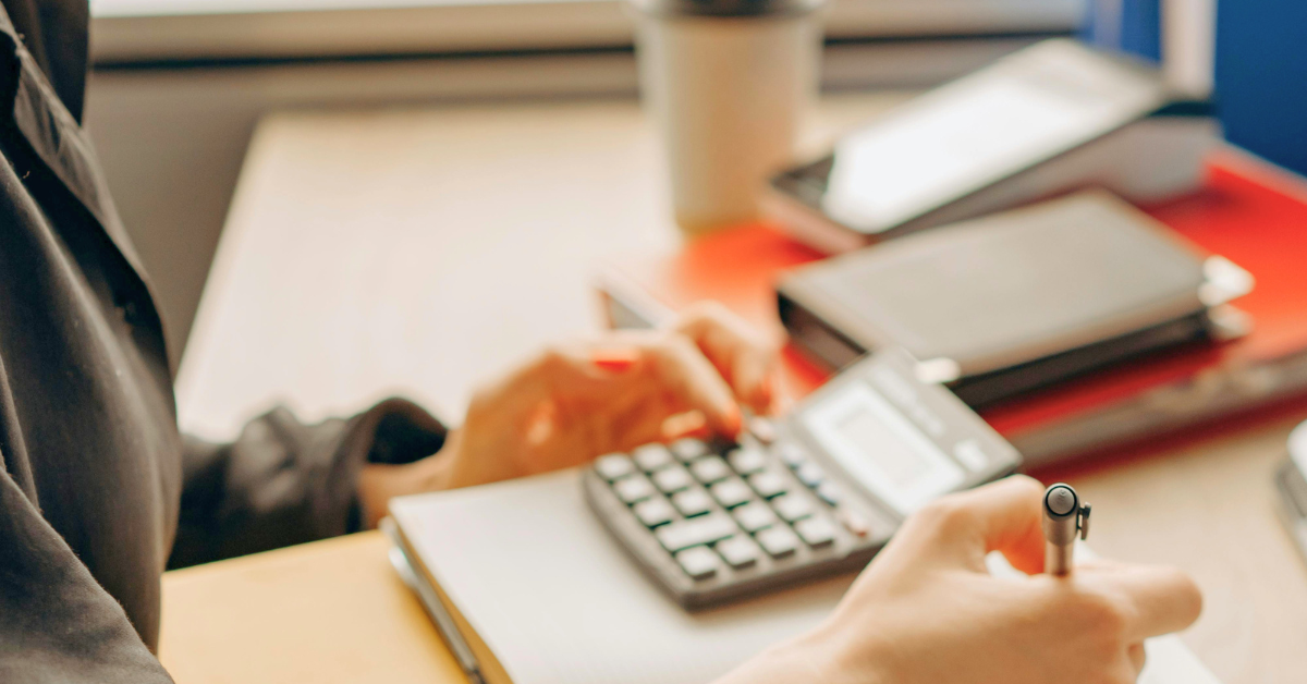 Assistante freelance vs secrétaire à temps partiel : le vrai coût pour une TPE
